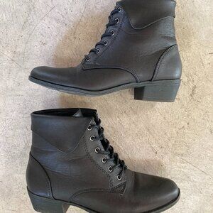 TOP Moda Women's Foldover Ankle Booties size 7 (see size notes)